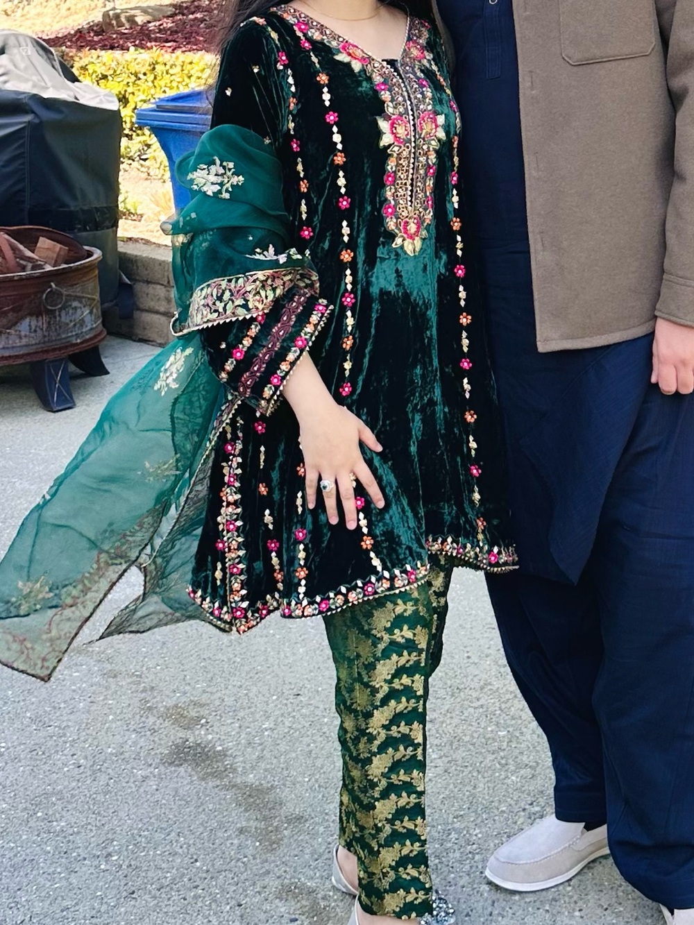 Ansab Jahangir Velvet Emerald Green 3 piece - Picture 3 of 4